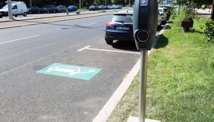 Stațiile de încărcare pentru mașini de la Galați n-au putut fi activate pentru că au fost aruncate cutiile în care au fost livrate